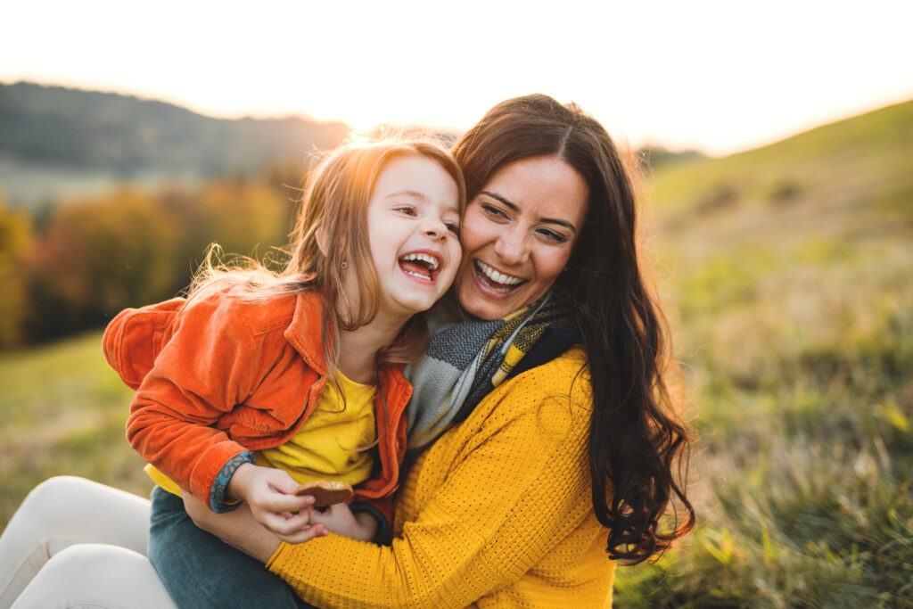 Maman et sa fille qui partagent un bon moment car le relation est douce, apaisée, car la maman sait comment poser un cadre éducatif bienveillant 